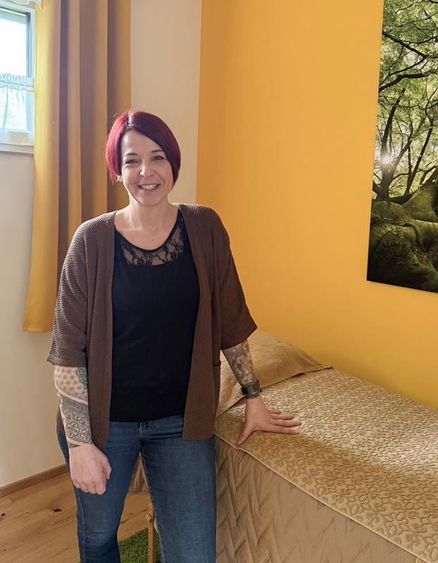 Eva Rieger im Behandlungsraum von Seelengspür im Bärnbach